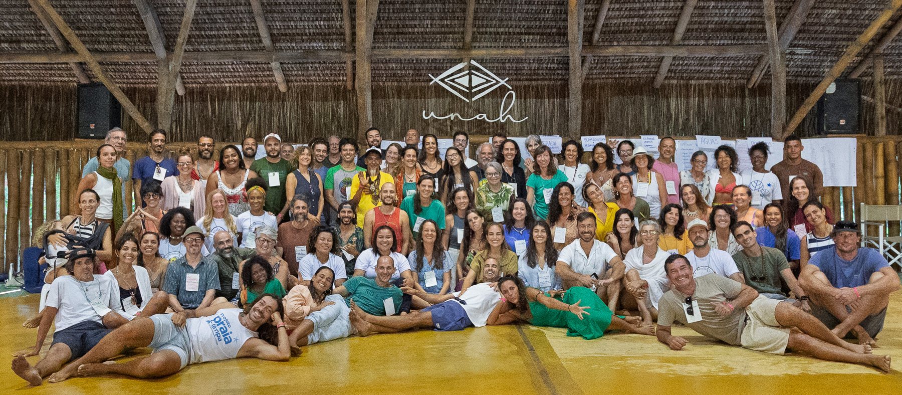 Foto coletiva dos 90 participantes do Territórios do Cuidar na Oca da Unah, em Piracanga